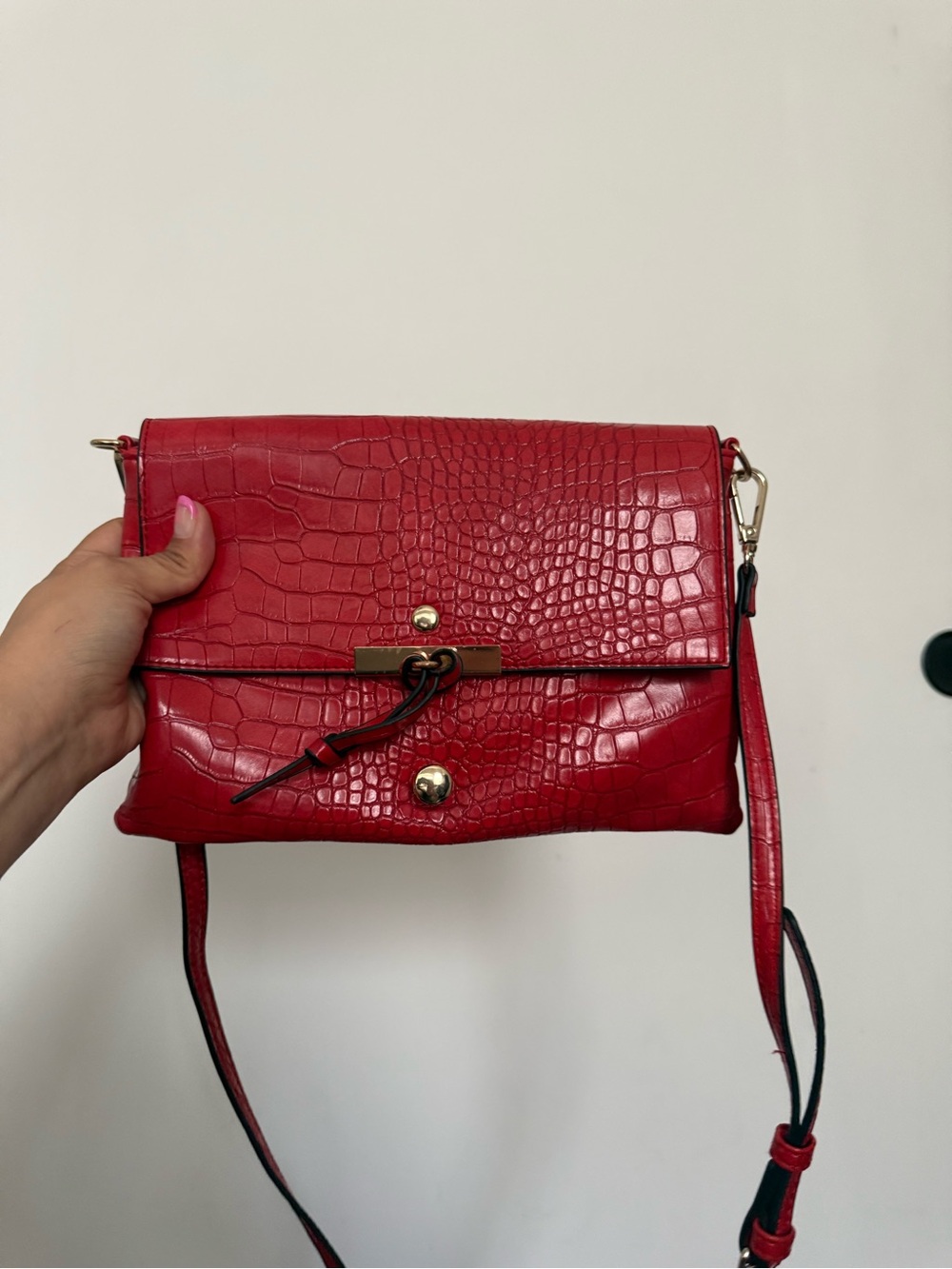 Red Croc-Embossed Leather Crossbody Bag - Stylish Women’s Shoulder Bag